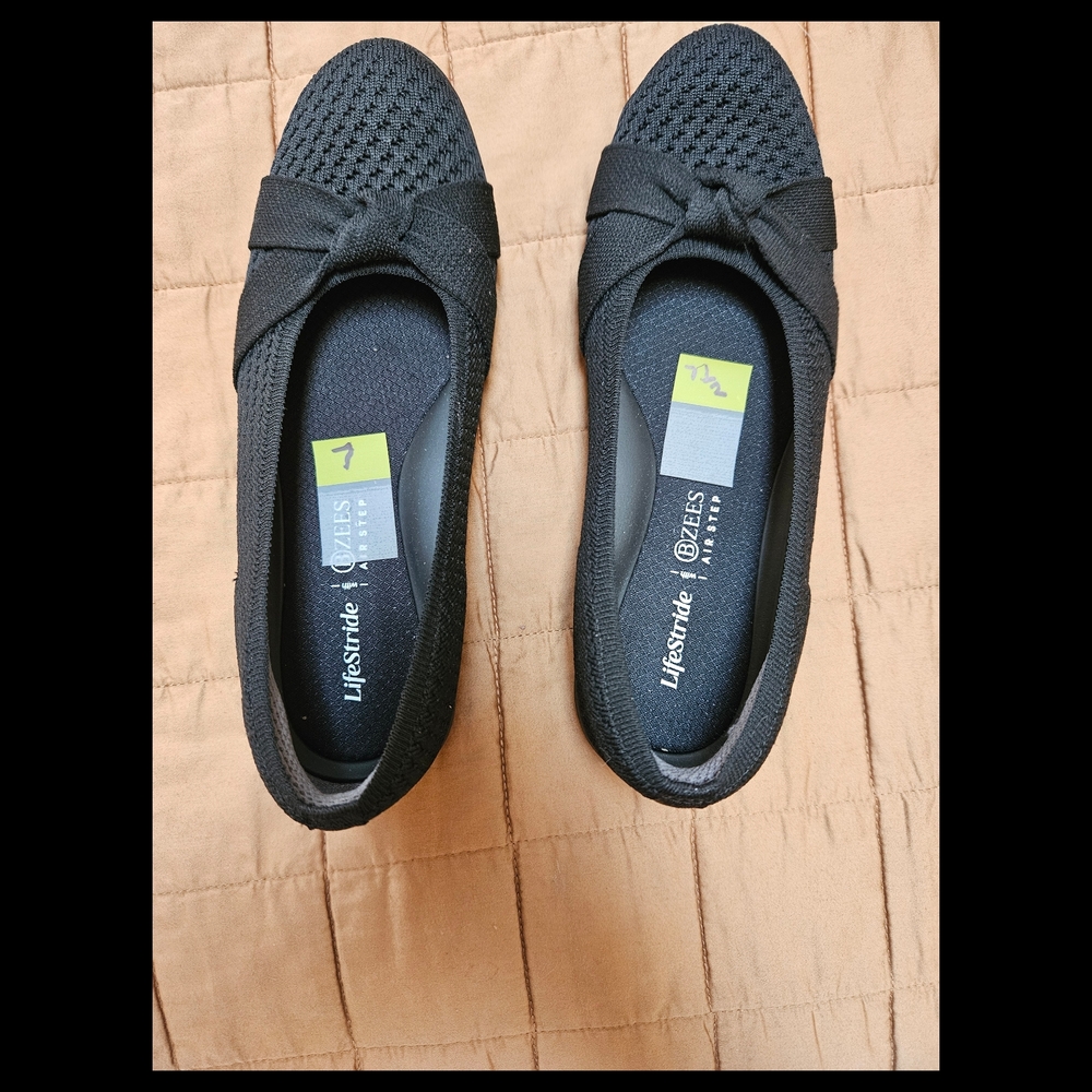 DIFFERENT SIZED FEET? You may be in luck! 2 Pair Life Stride Women's Knit Flats